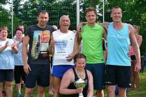 Bild vom Veranstalter: Siegerteam SSV v.l.n.r. Holger Frost, Lothar Frost, Jan Stockfisch, Nils Krüger und Sabrina Petke. (Mannschaftskapitän J.Pissarius konnte aus zeitlichen Gründen bei der Siegerehrung nicht dabei sein konnte)